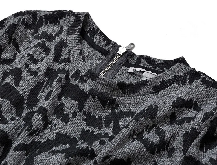 Женское платье-свитер из смесового хлопка с леопардовым принтом средней длины