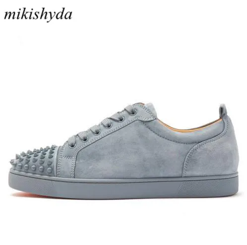 

Grey Suede Men Casual Shoes Rivet Stud Flat Low Top Spike Outdoor Sneakers Lace up Men Runway Chaussures Hommes A25