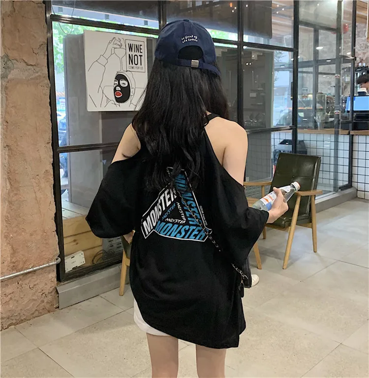 Модная свободная тонкая футболка с коротким рукавом и принтом открытыми плечами