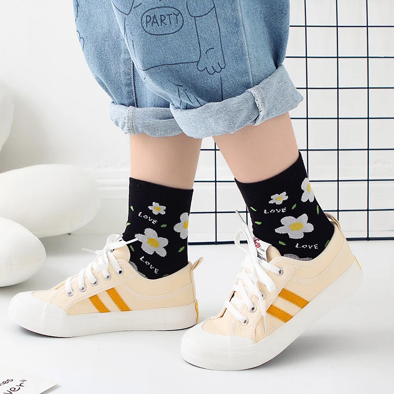Dreamlikelin милые Для женщин носки с цветочным рисунком Harajuku Дейзи с надписью «Love» Демисезонный длинные носки для экипажа подарки для девочек