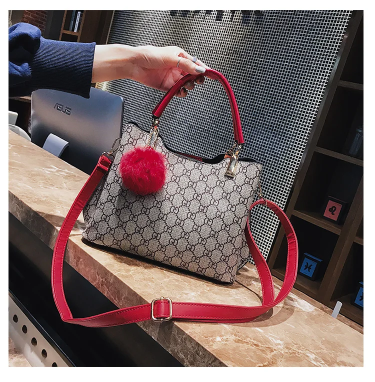 Wide shoulder strap bucket bag portable handbag 2019 new female Korean version of the autumn wild print Messenger |