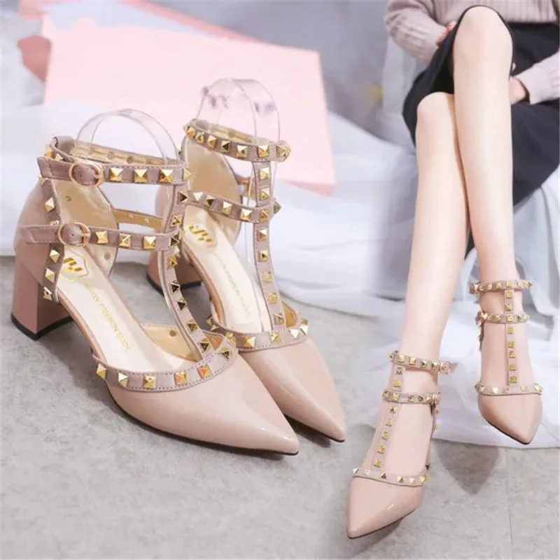 Женская обувь на высоком каблуке 5 см с пряжкой острым носком и заклепками