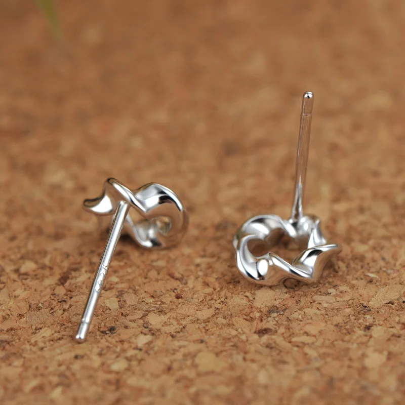 Женские серьги-гвоздики из серебра с покрытием белого золота | Украшения и