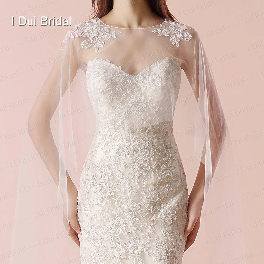 С длинным шарфиком платье для свадьбы футляр с кружевной аппликацией элегантное