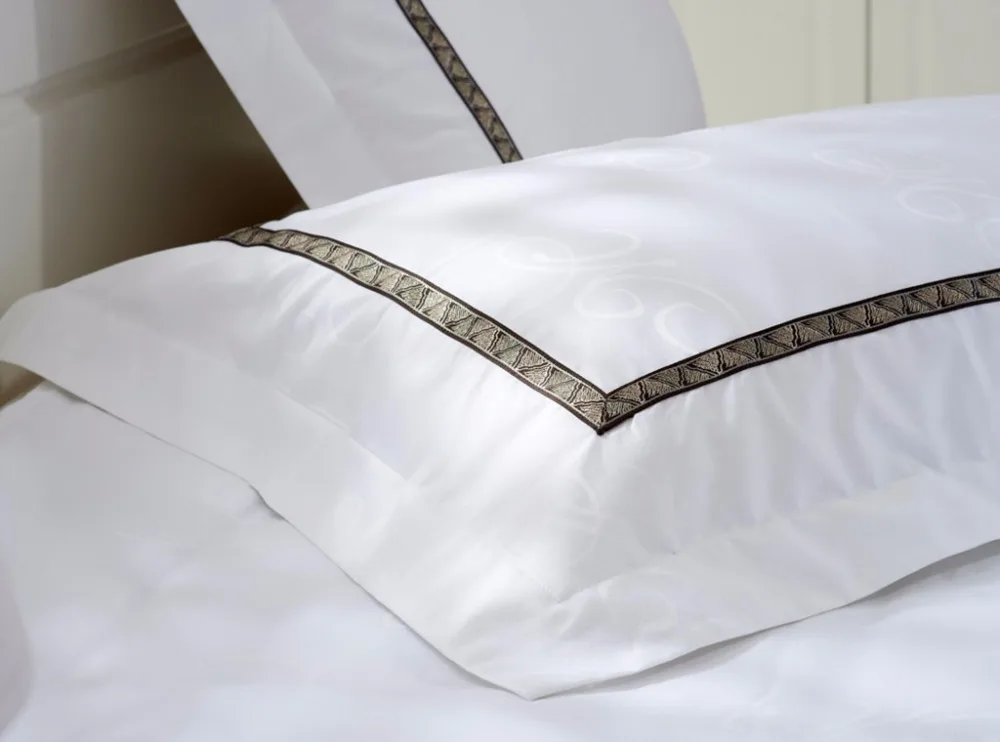 Preço Tarja Preta 100% Algodão Acetinado Branco Puro Conjuntos De Cama Do Hotel De Luxo Rainha Rei Suave Sentimento De Seda Folha De Roupa De Cama Set Capa De Edredão