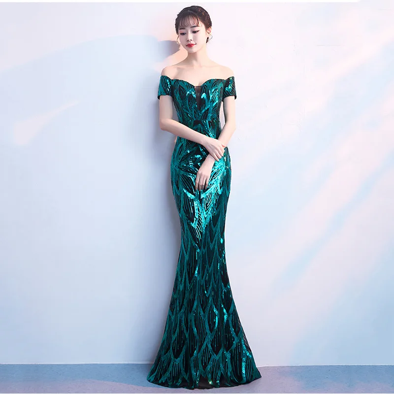 Роскошное женское платье с открытыми плечами расшитое блестками черными