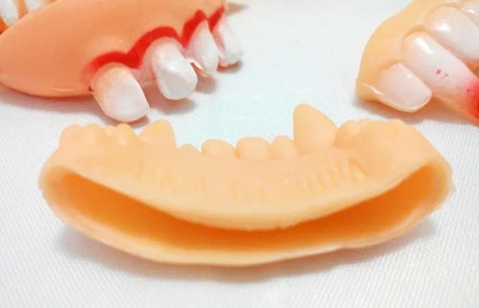 

100pcs Practical Jokes Interesting Prank Horror Fun Shocker Novelty Gadgets Funny Denture Teeth Halloween Decoration Props Toys