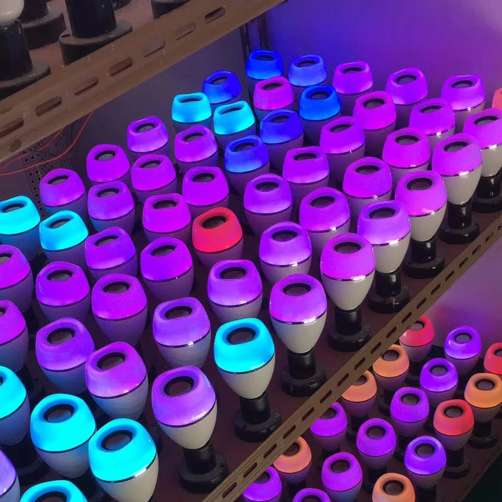 Светодиодный светильник лампа со встроенным Bluetooth Динамик, 8 Вт E27 RGB+ W лампа Беспроводной стерео аудио с 24 кнопок пульта дистанционного управления, Управление