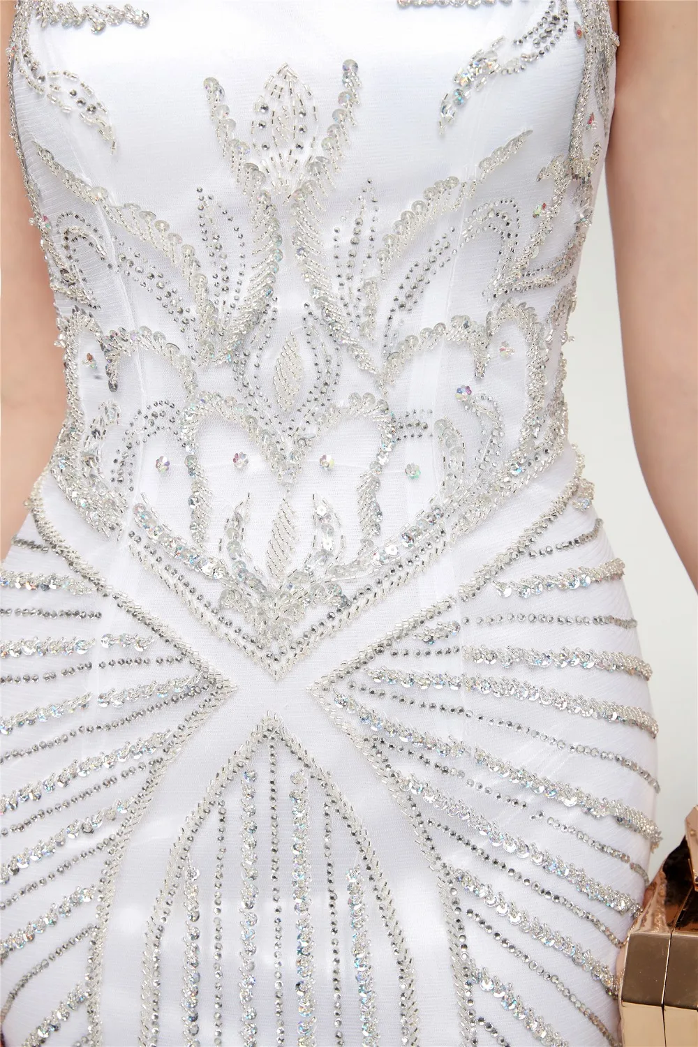 Белое длинное платье Forevergracedress для выпускного бала с высоким воротом и бусинами