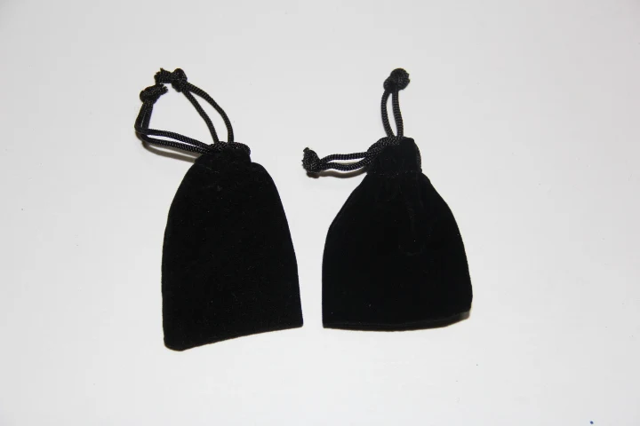 Выгодная цена 50*68 мм черный шнурок бархатная сумка для ювелирных изделий