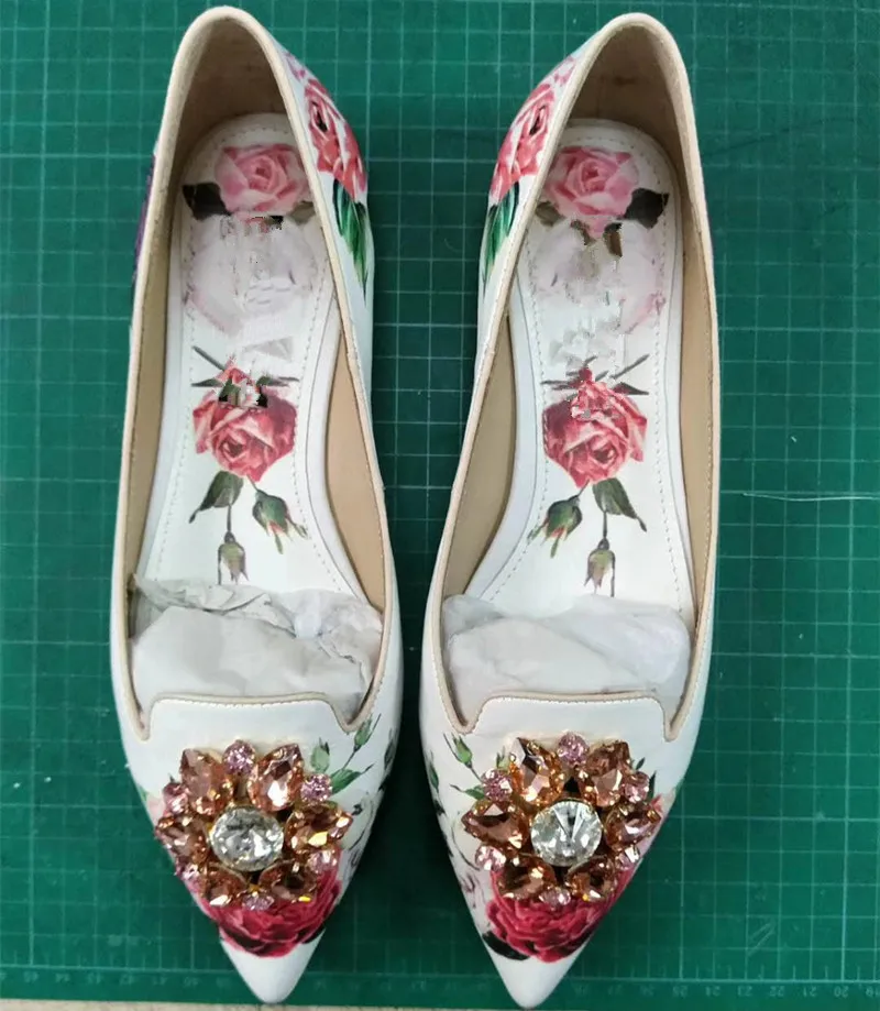 Женские Стразы Туфли с узким носком на плоской подошве модным цветочным узором