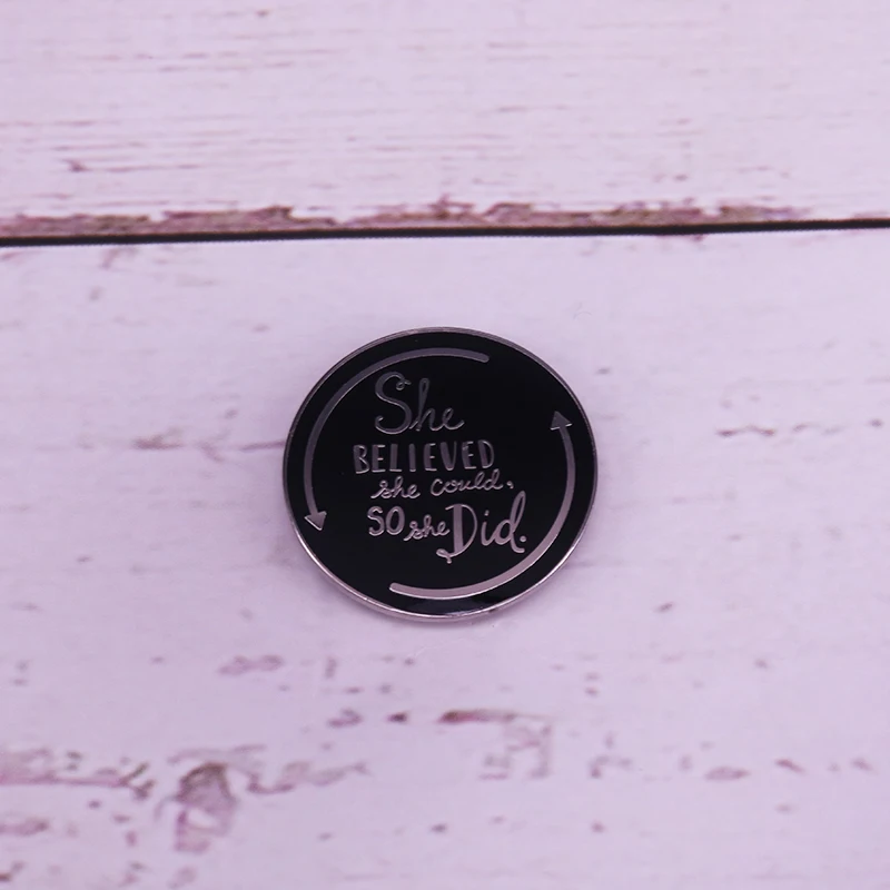 Она верила что сможет так она сделала эмалированную булавку|Броши| |