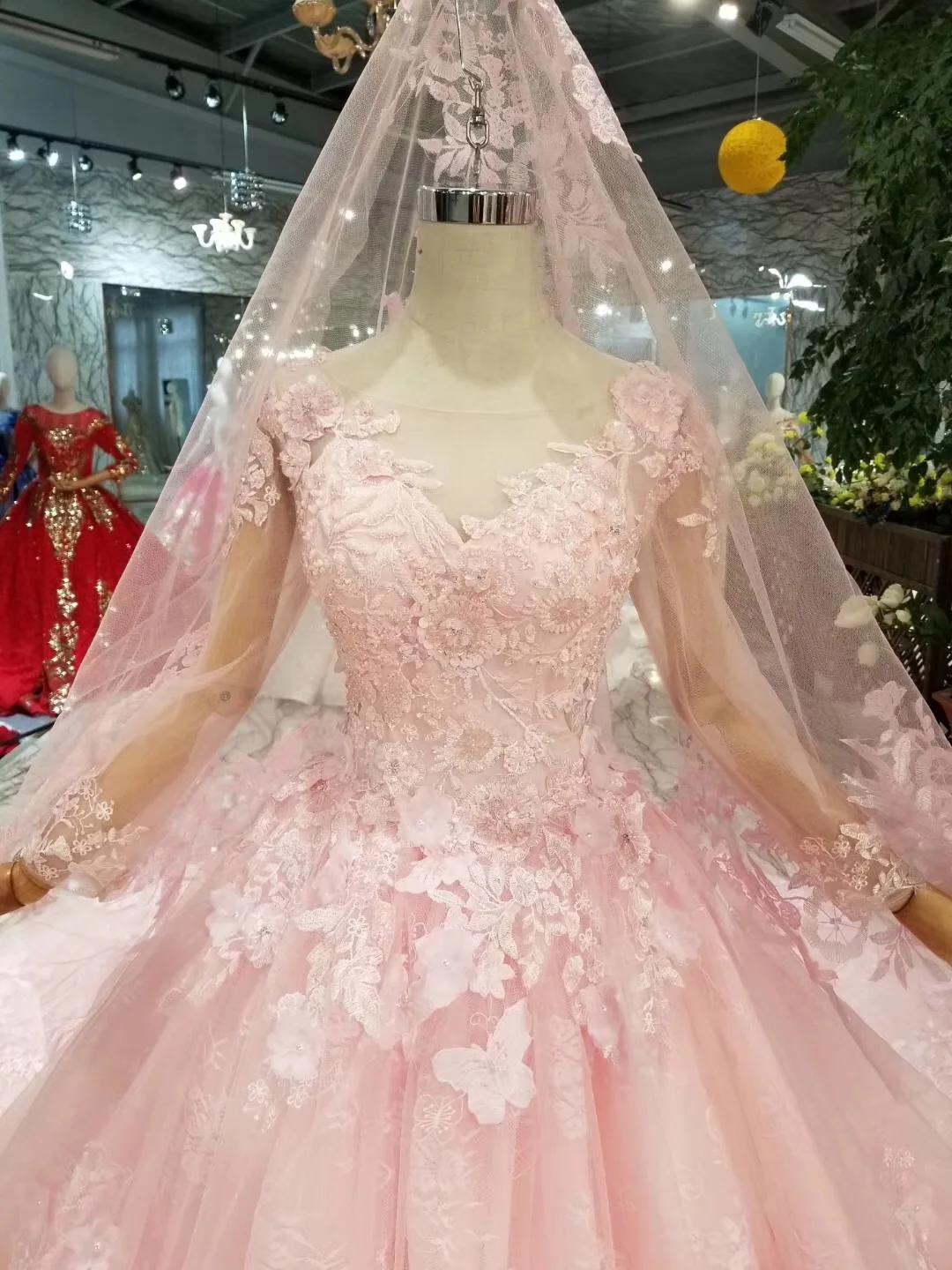Женское бальное платье с открытыми плечами длинное розовое кружевной