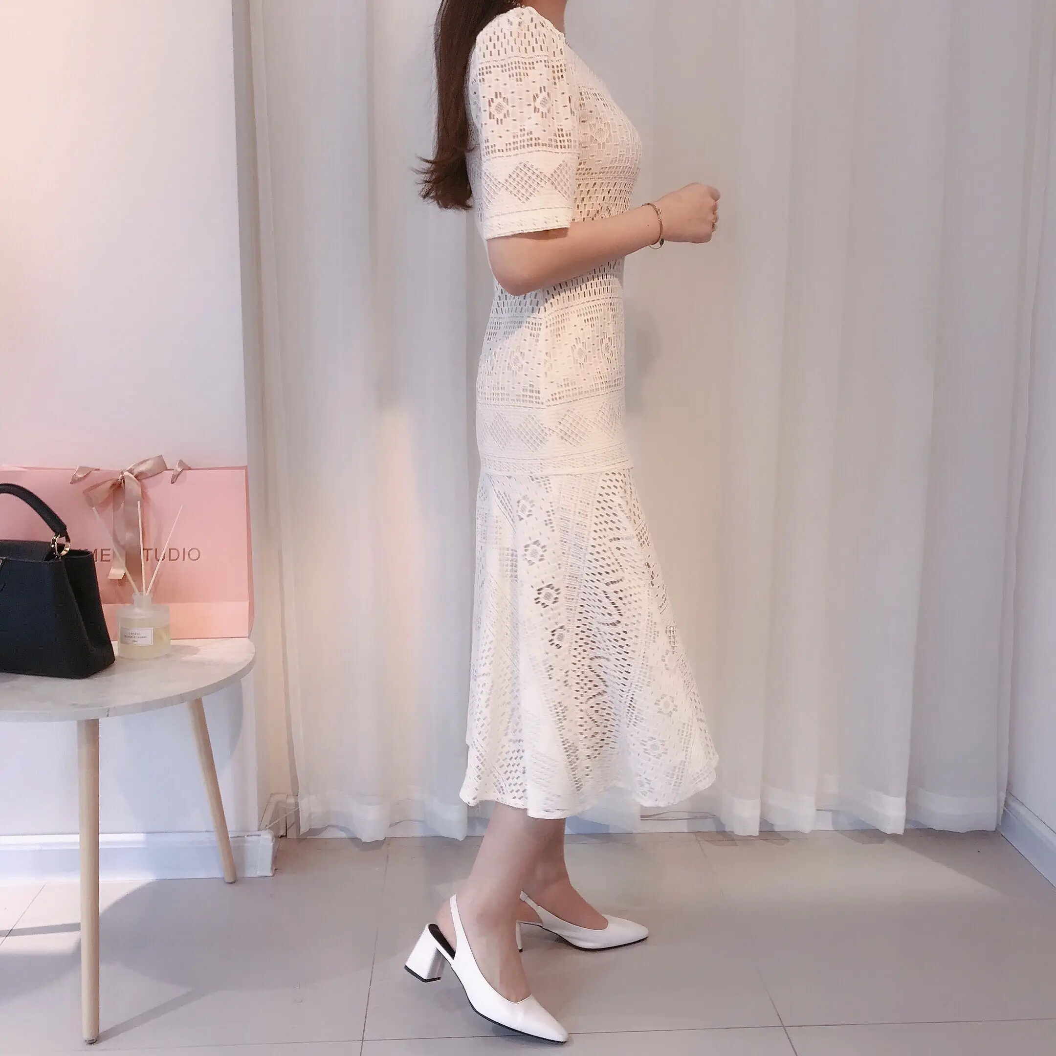 Женское летнее платье с коротким рукавом и оборками белое кружевное круглым