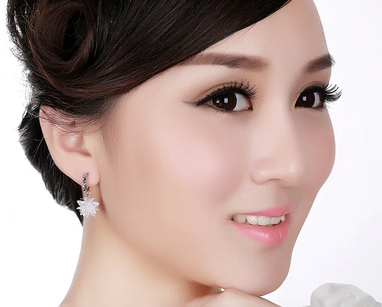 new 925 silver Flower Carved Earrings Woman Crystal from Austrian Simple Temperament Wild Anti-allergic