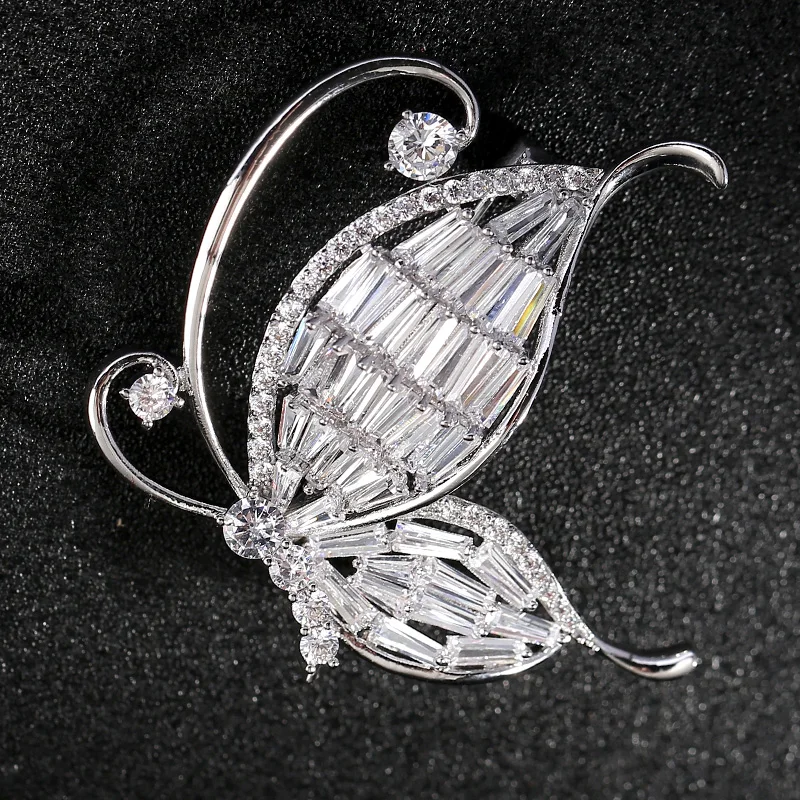 Брошка-бабочка с белыми кристаллами и стразами подарок на свадьбу серебряная для