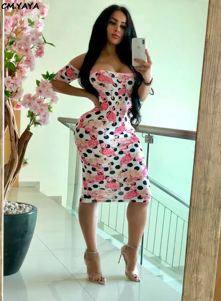 Женское облегающее платье средней длины с открытыми плечами и коротким рукавом