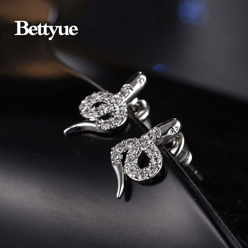 Фирменные очаровательные характерные серьги гвоздики Bettyue в форме змеи из