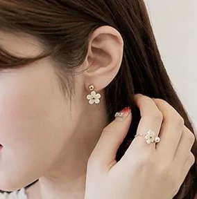 Серьги серьги E700 Yiwu производители продают маленькие золотые Милые ромашки цветы