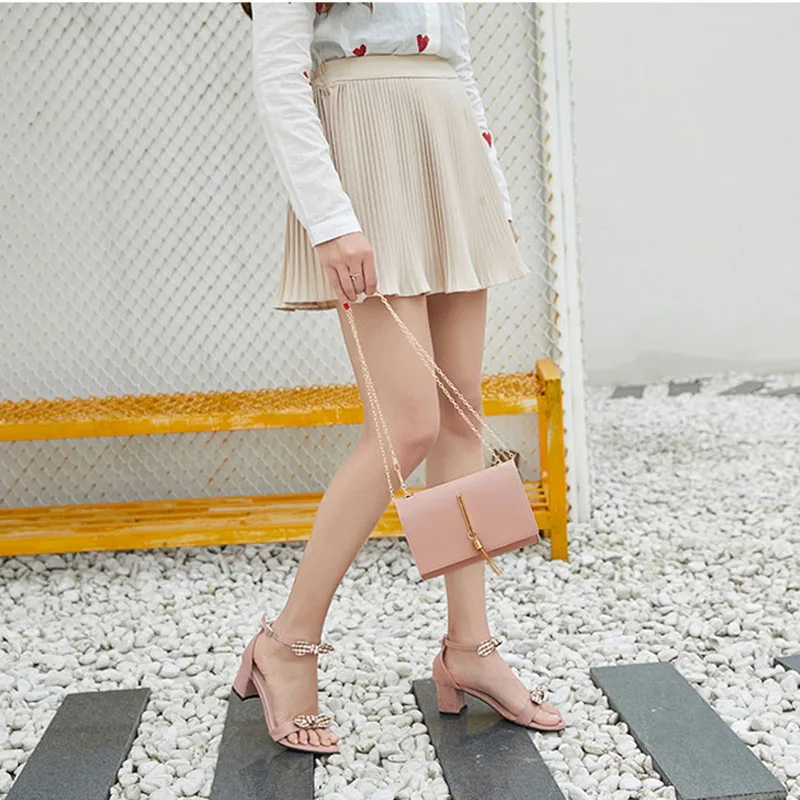 Женская сумка Кроссбоди WML99 черная прямоугольная на одно плечо с золотыми