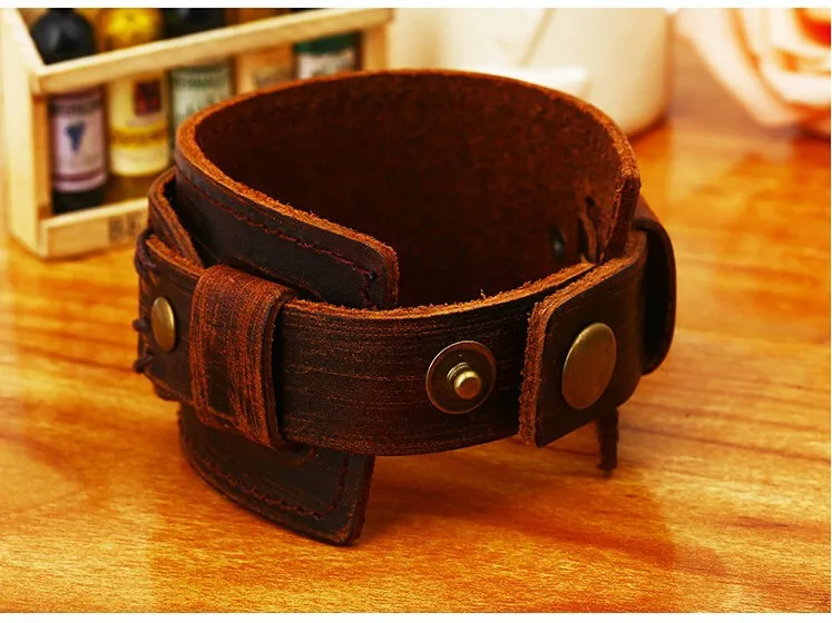В стиле панк-рок Джонни Деппом старинные широкие кожаные браслеты мужские