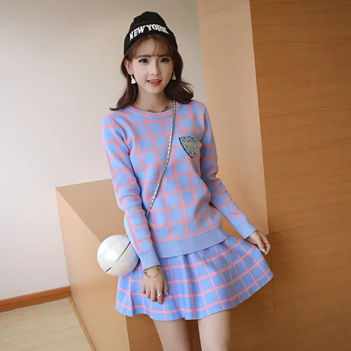 Женский комплект из 2 предметов трикотажный свитер с капюшоном и юбка в клетку