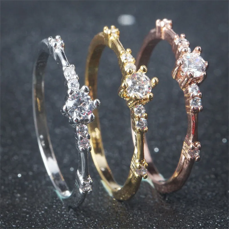 Женское кольцо СС разноцветное из желтого золота с кубическим цирконием