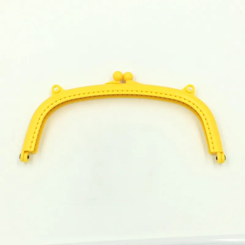 Лимонно желтый пластиковый клатч с застежкой в форме дуги застежка поцелуя сумка