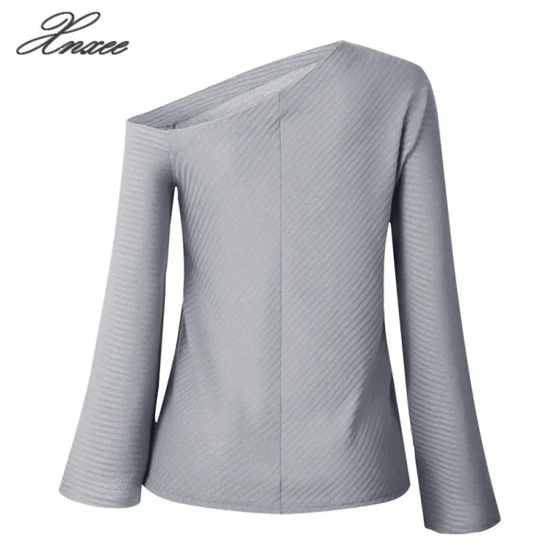 Женский трикотажный свитер на одно плечо с расклешенными рукавами | Женская