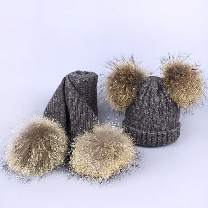 Dark Gray 4 balls Женский комплект с шапкой и шарфом для девочек, шерстяной вязаный детский зимний шапочки с шарфами, Детский костюм для мальчиков, настоящий помпон из меха енота - Цвет: Dark Gray 4 balls