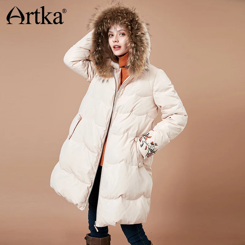 ARTKA, новинка, вышитый большой мех енота, съемный воротник, ТРАПЕЦИЕВИДНОЕ длинное женское пальто на 90% белом утином пуху, ZK10880D