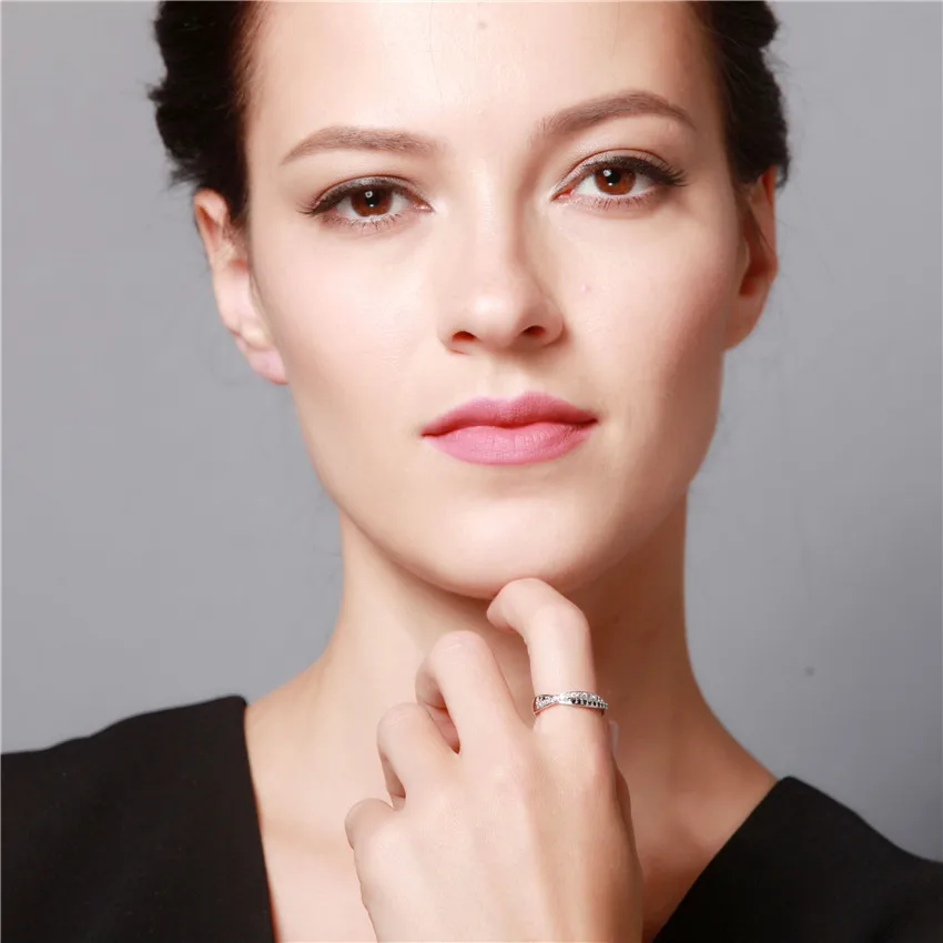 Женское Обручальное кольцо с черным и белым кристаллом серебристого цвета