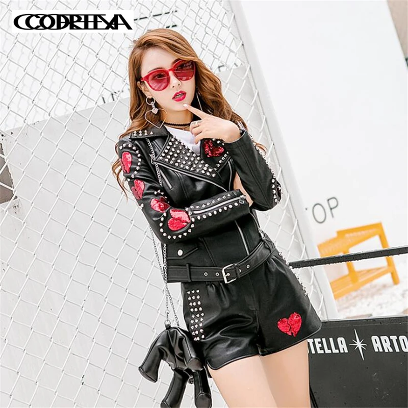 Женская кожаная куртка с блестками короткая приталенная мотоциклетная из мягкой