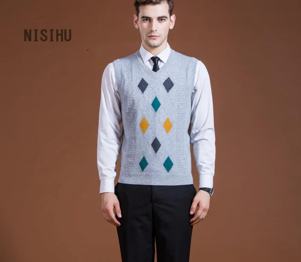 Мужской свитер с треугольным вырезом трикотажный жаккардовым узором
