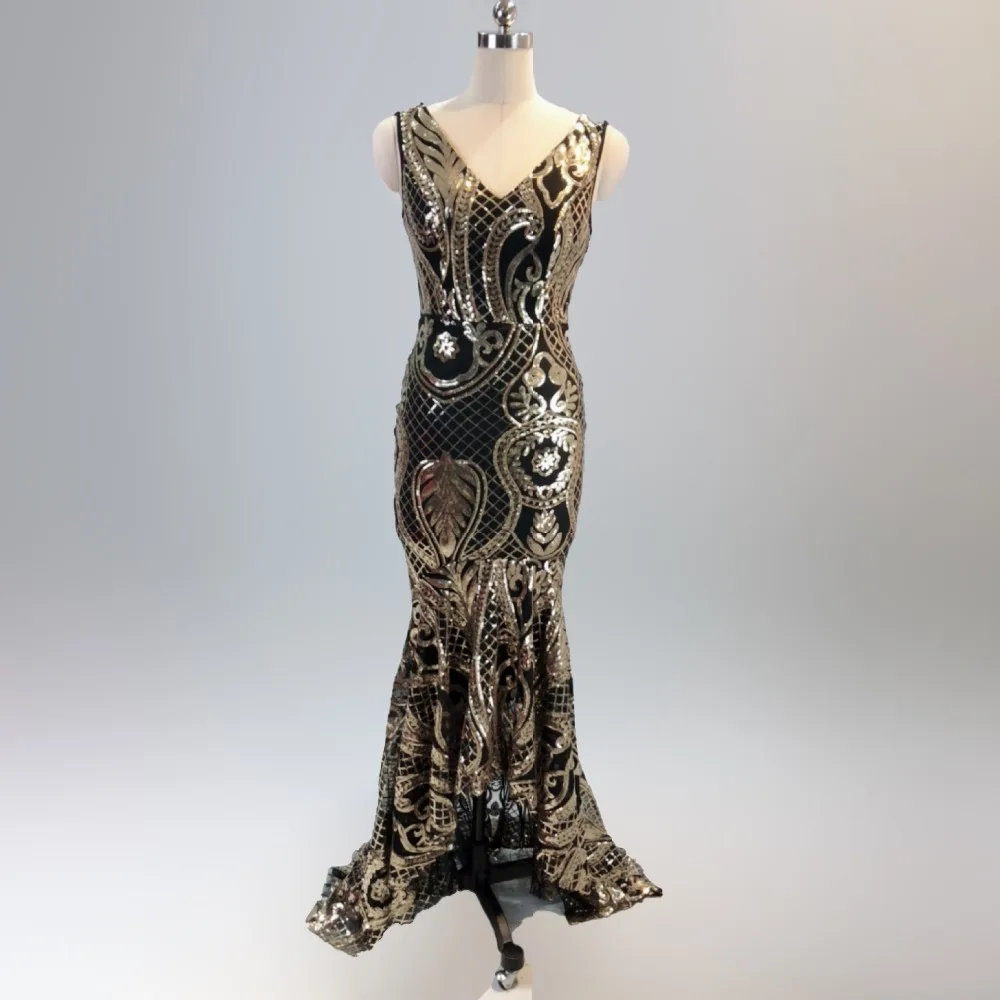 Золотистое платье правильной геометрической формы с блестками v образным