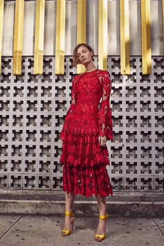 Женское платье винно красного цвета с расклешенными рукавами кружевное вечернее