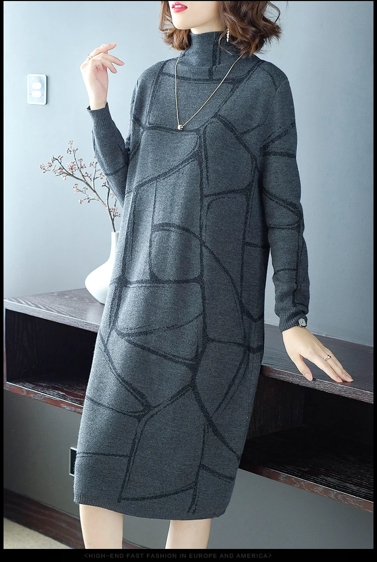 Осеннее трикотажное платье до колена с высоким воротником и длинными рукавами