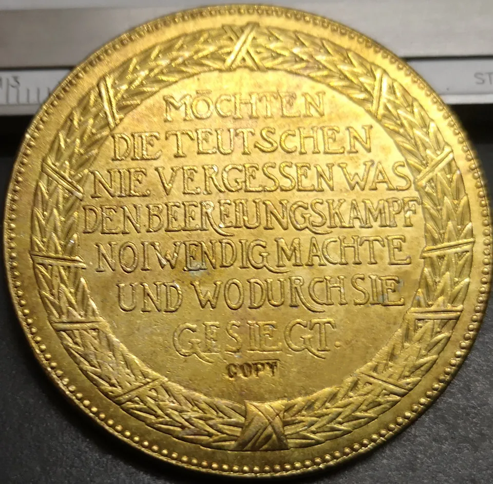 Бронзовая медаль была завоевана в 1913 году. Церемония по надписи Зал освобождения