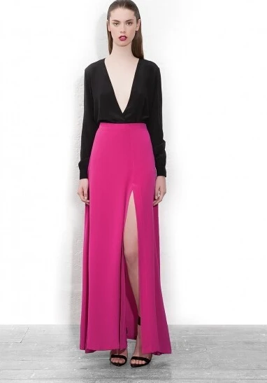 Женская длинная юбка макси с разрезом летняя эластичная розового и синего цвета