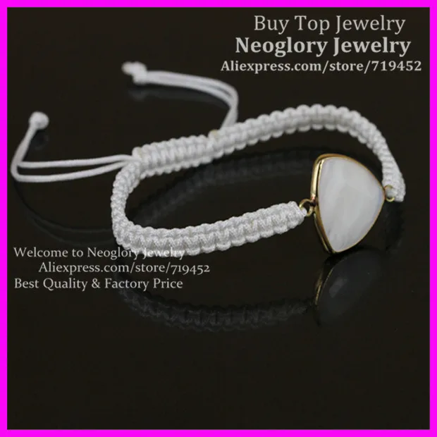 Браслет макраме с треугольными бусинами молочного и белого цвета браслет из