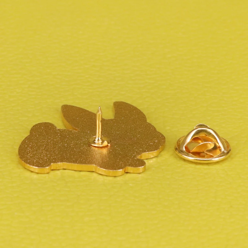 Rabbit eating radish ename pin badge | Украшения и аксессуары