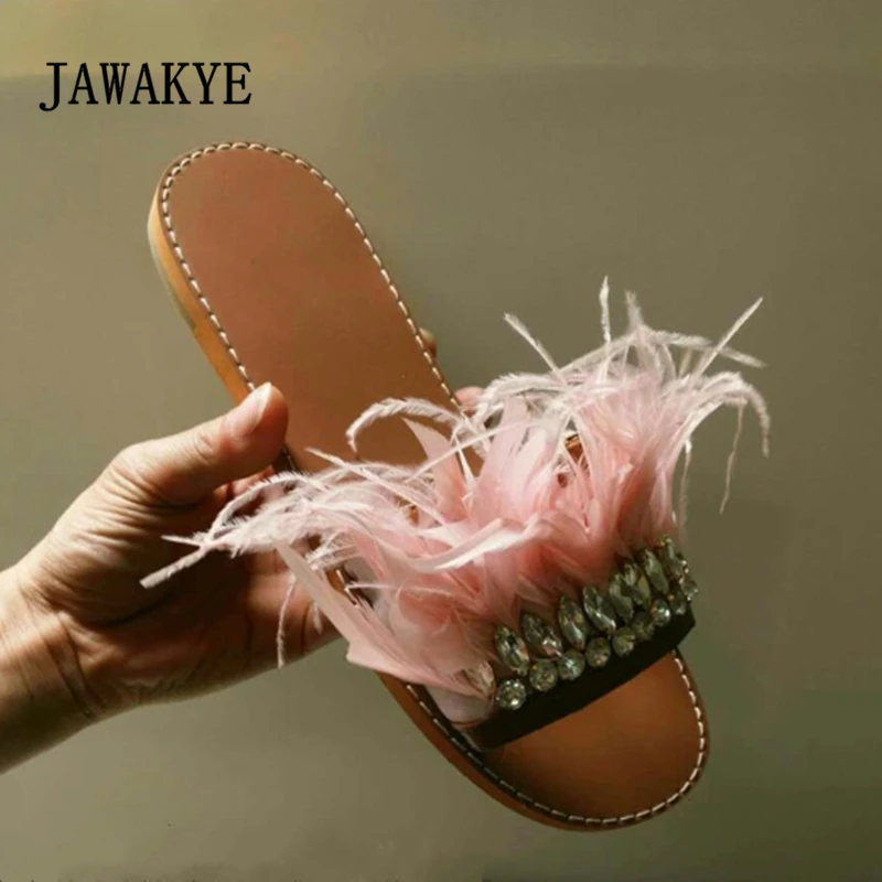 JAWAKYE/розовые и Синие тапочки на плоской подошве с перьями; женские вьетнамки на плоской подошве с открытым носком, украшенные кристаллами; Летняя обувь; шлепанцы на меху; пляжные шлепанцы