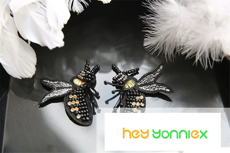 1 pair black bee 1 шт. цветы пчелы божья коровка Стразы нашивки с бисером аппликация пришить Бисероплетение qpplique одежда обувь, сумки, украшение патч DIY - Цвет: 1 pair black bee