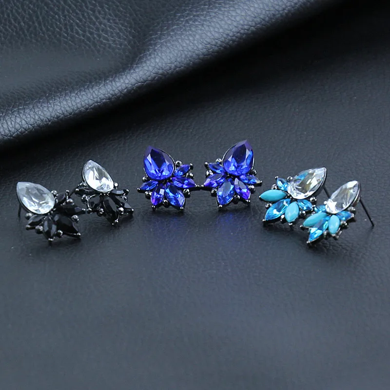 Женские серьги пусеты со стразами черные металлические из смолы с драгоценными