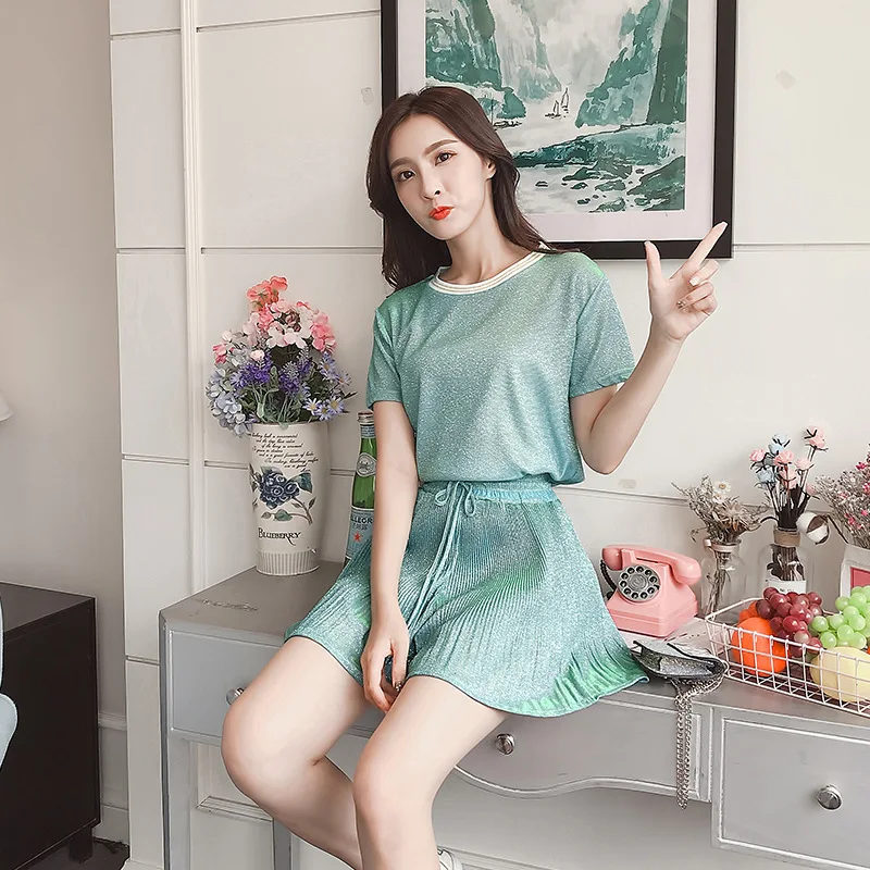 Женский костюм из двух предметов футболка с круглым вырезом и плиссированные