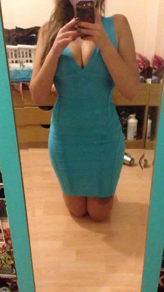 Женское трикотажное платье футляр светло голубое эластичное облегающее с