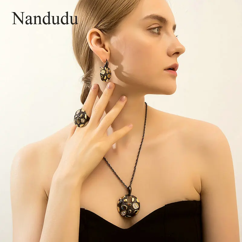 Nandudu Новое поступление 3 цвета Круглый Кулон Ожерелье Висячие серьги Ювелирные наборы для женщин металлические капли узор модные ювелирные изделия