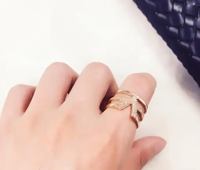 Женское кольцо с V-образным вырезом регулируемое цвета розового золота