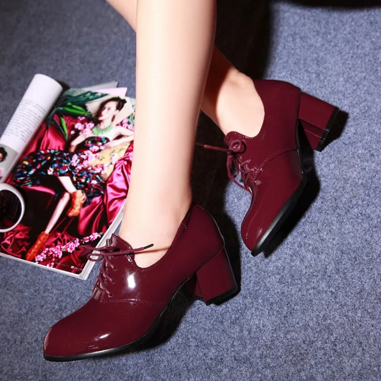 Весенние модельные женские туфли в британском стиле оксфорды из лакированной