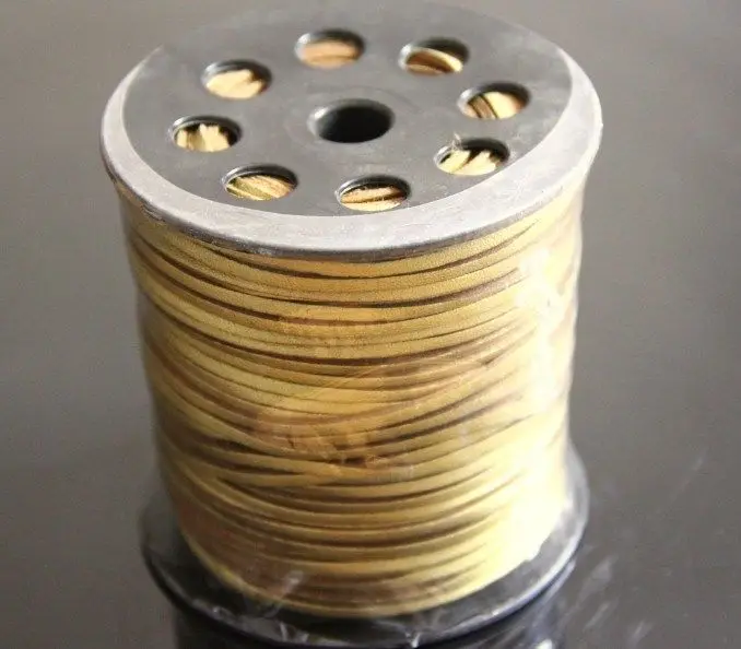 Шнурок из искусственной кожи 3 мм светло золотой с одной стороны плоский для